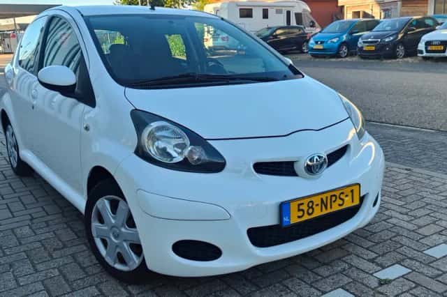 Toyota Aygo (2010) thumbnail 6