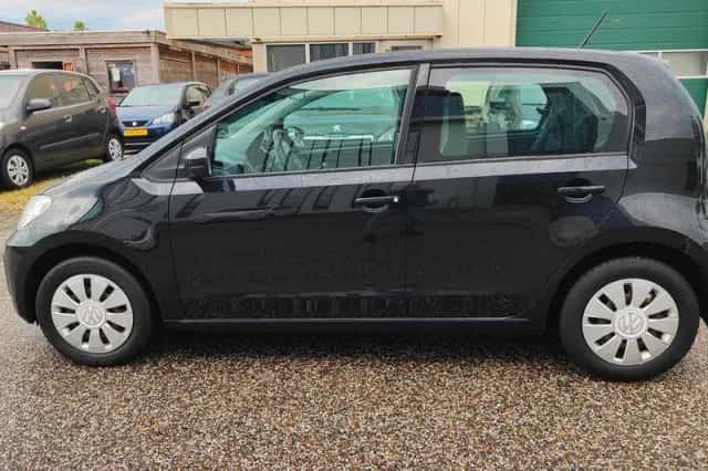 Volkswagen Up! (2018) thumbnail 2