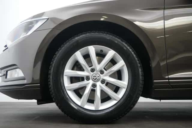 Volkswagen Passat (2017) thumbnail 17