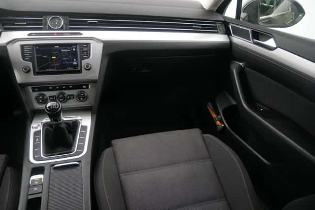 Volkswagen Passat (2017) thumbnail 20