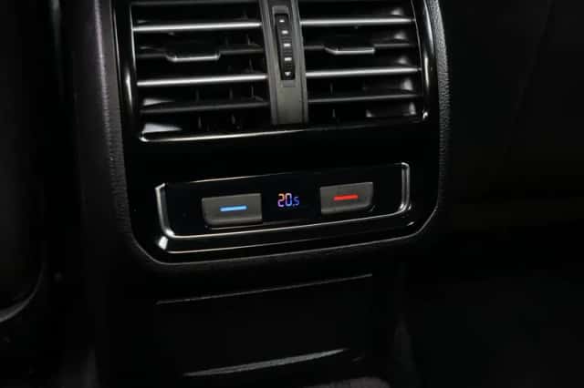 Volkswagen Passat (2017) thumbnail 31