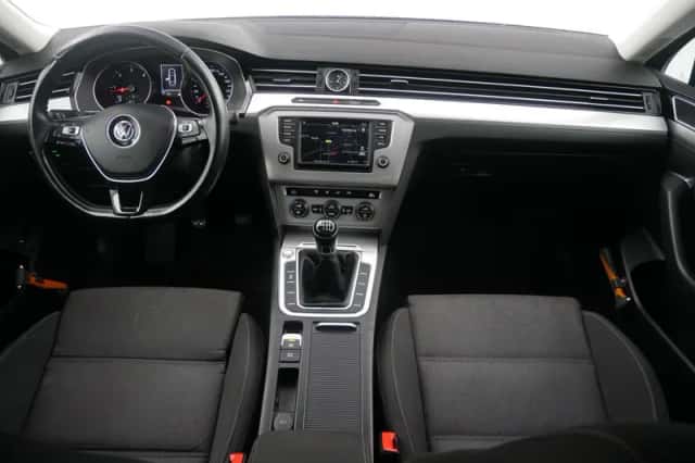 Volkswagen Passat (2017) thumbnail 6