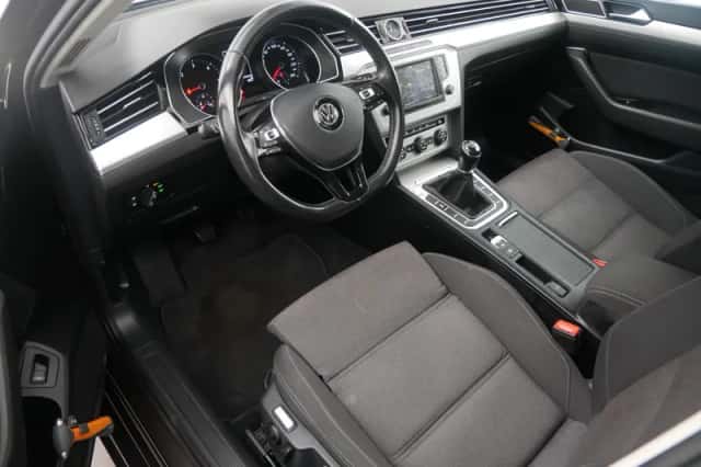 Volkswagen Passat (2017) thumbnail 8