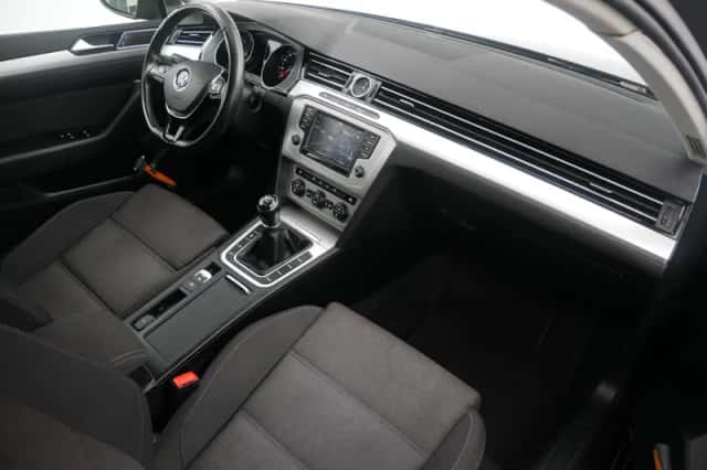 Volkswagen Passat (2017) thumbnail 9