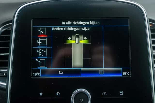 Renault Scénic (2017) thumbnail 25