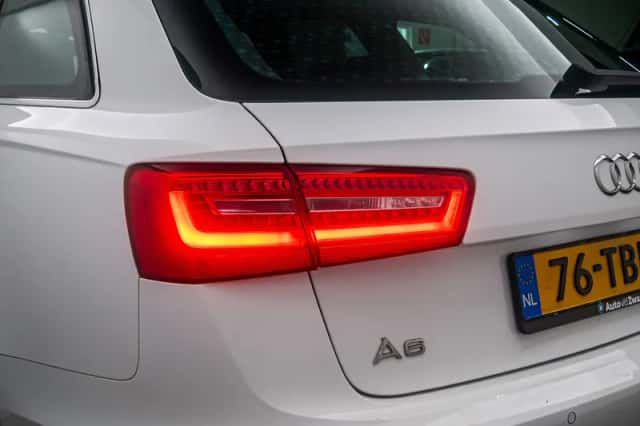 Audi A6 (2012) thumbnail 36