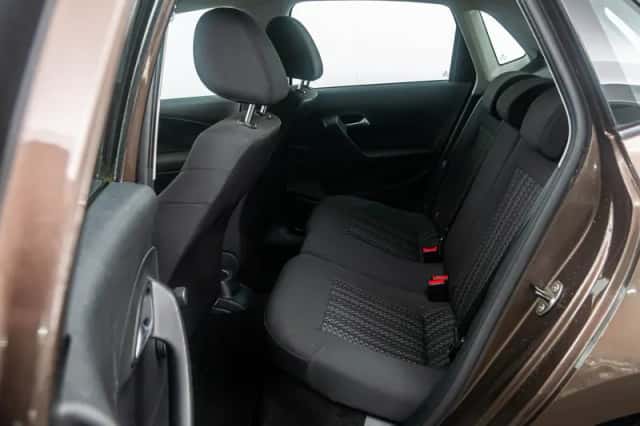 Volkswagen Polo (2015) thumbnail 9