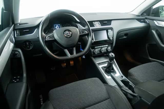 Škoda Octavia (2016) thumbnail 19