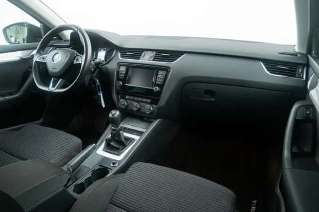 Škoda Octavia (2016) thumbnail 20