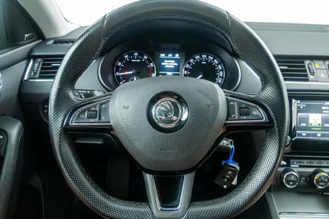 Škoda Octavia (2016) thumbnail 21