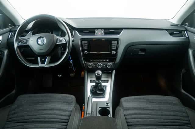 Škoda Octavia (2016) thumbnail 6