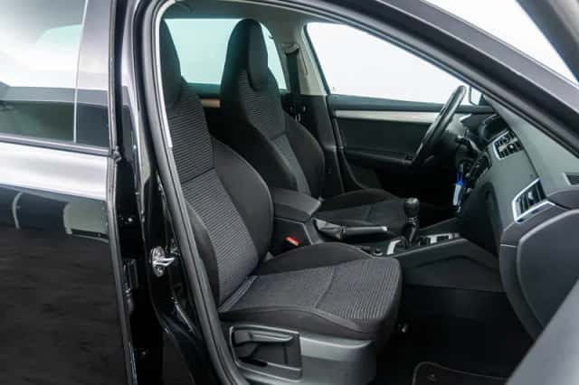 Škoda Octavia (2016) thumbnail 9