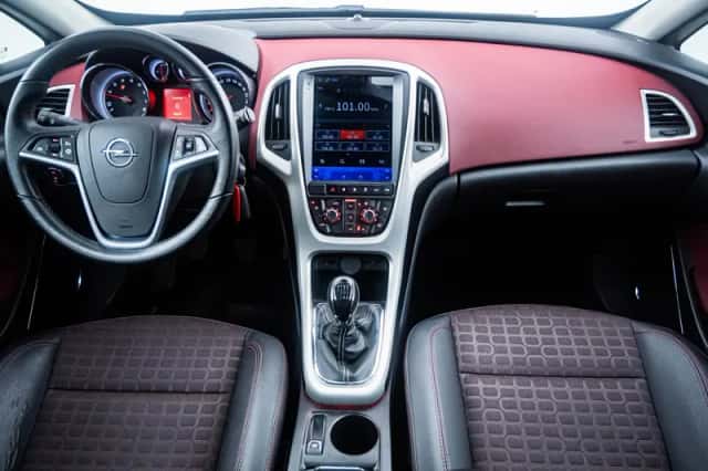 Opel Astra GTC (2012) thumbnail 3