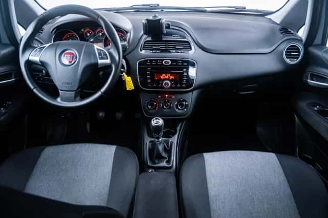 Fiat Punto (2014) thumbnail 2