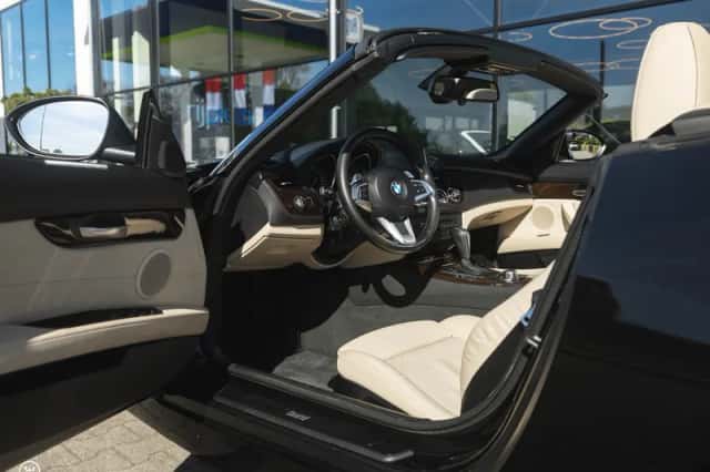 BMW Z4 (2011) thumbnail 2