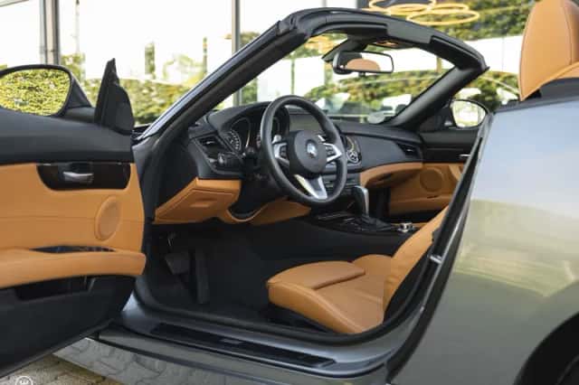 BMW Z4 (2011) thumbnail 2