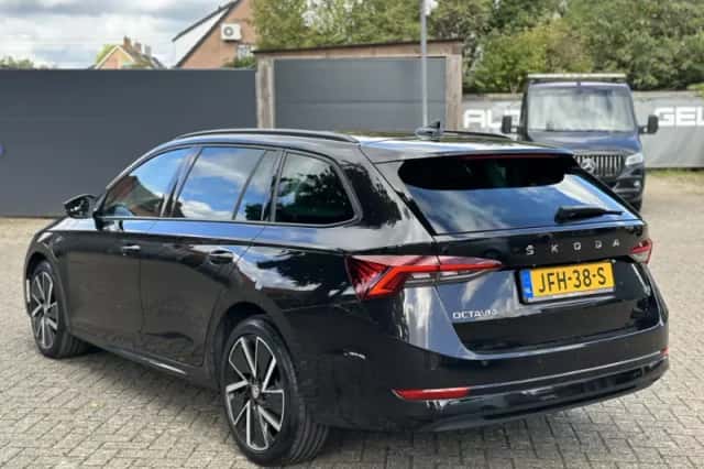 Škoda Octavia (2021) thumbnail 3