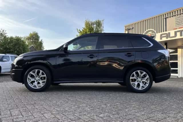 Mitsubishi Outlander (2013) thumbnail 2
