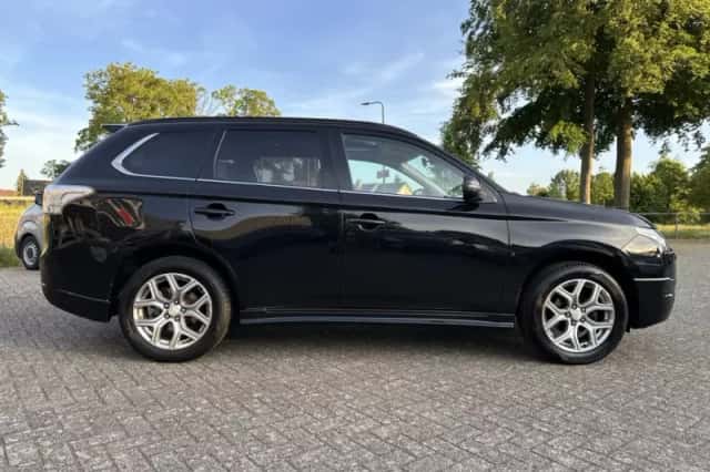 Mitsubishi Outlander (2013) thumbnail 3