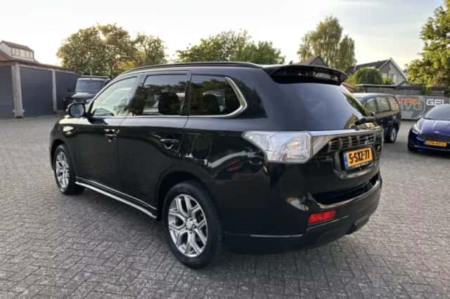 Mitsubishi Outlander (2013) thumbnail 4