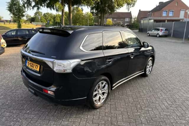 Mitsubishi Outlander (2013) thumbnail 5