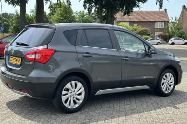 Suzuki S-Cross (2019) thumbnail 5