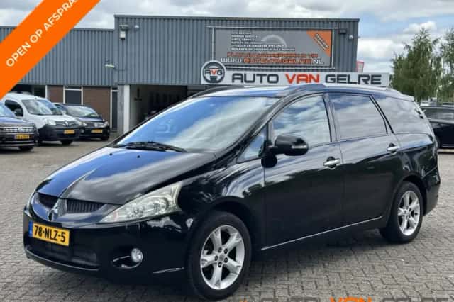 Mitsubishi Grandis (2010) thumbnail 1
