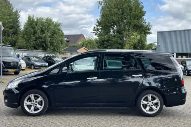 Mitsubishi Grandis (2010) thumbnail 2