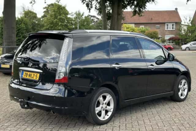 Mitsubishi Grandis (2010) thumbnail 5