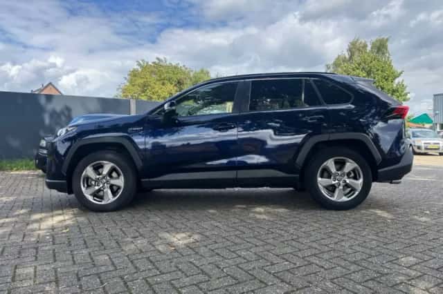 Toyota RAV4 (2021) thumbnail 3