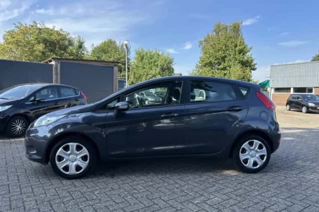 Ford Fiesta (2010) thumbnail 2