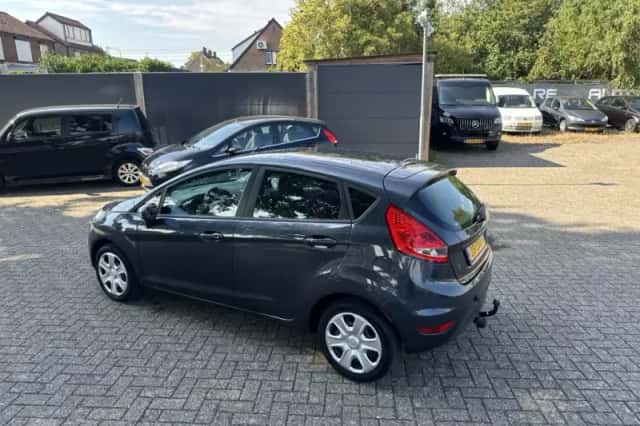 Ford Fiesta (2010) thumbnail 3