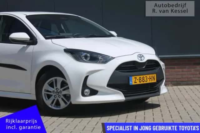 Toyota Yaris (2024) thumbnail 2