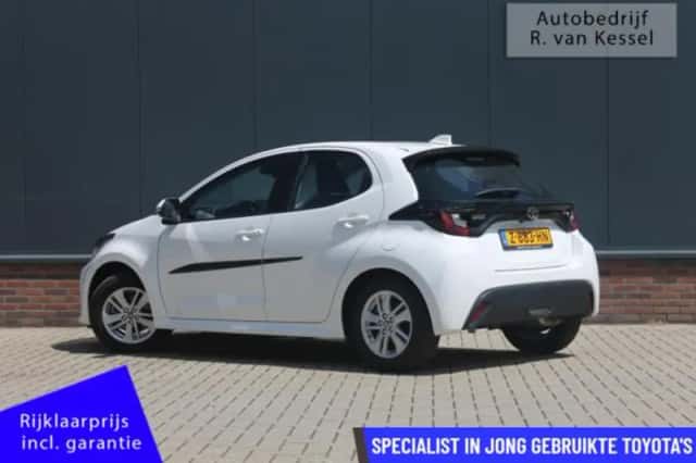 Toyota Yaris (2024) thumbnail 3