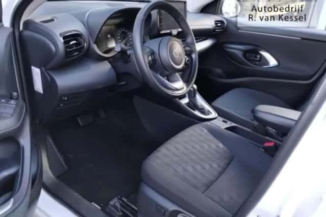 Toyota Yaris (2024) thumbnail 6