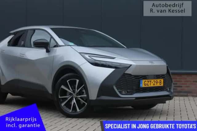 Toyota C-HR (2025) thumbnail 2