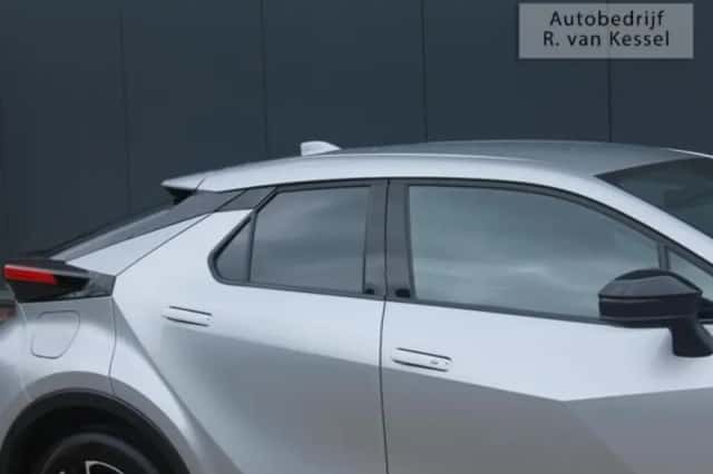 Toyota C-HR (2025) thumbnail 4