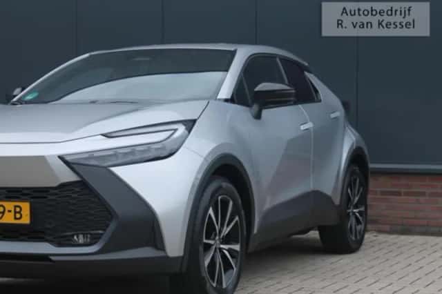 Toyota C-HR (2025) thumbnail 5