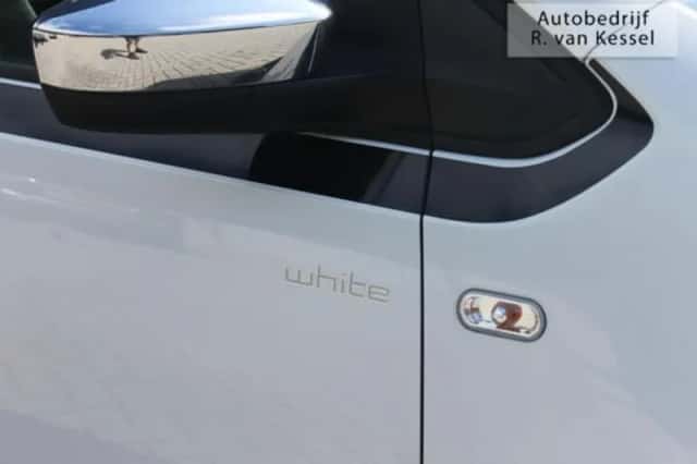 Volkswagen White (2012) thumbnail 4