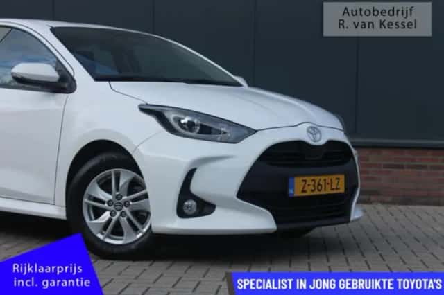 Toyota Yaris (2024) thumbnail 2