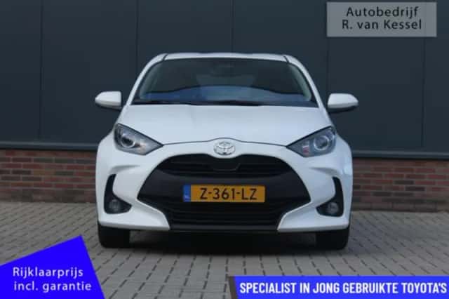 Toyota Yaris (2024) thumbnail 3