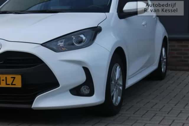 Toyota Yaris (2024) thumbnail 4
