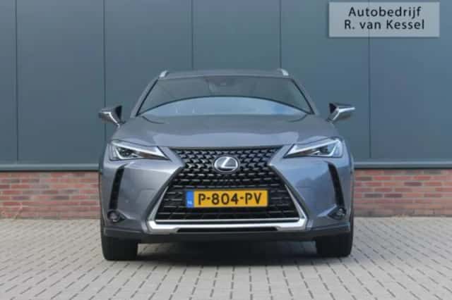 Lexus UX (2022) thumbnail 4