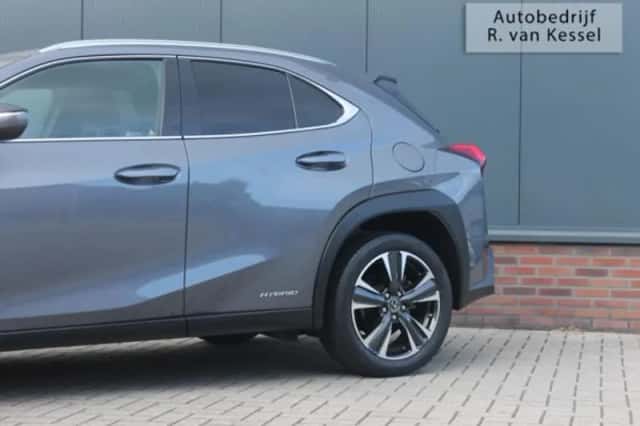 Lexus UX (2022) thumbnail 6