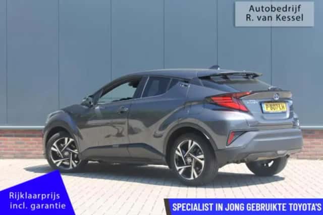 Toyota C-HR (2022) thumbnail 3