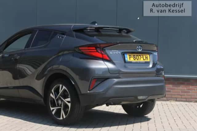 Toyota C-HR (2022) thumbnail 4