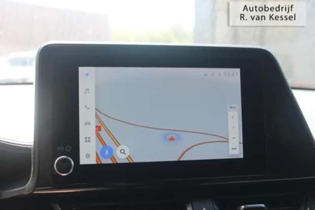 Toyota C-HR (2022) thumbnail 5