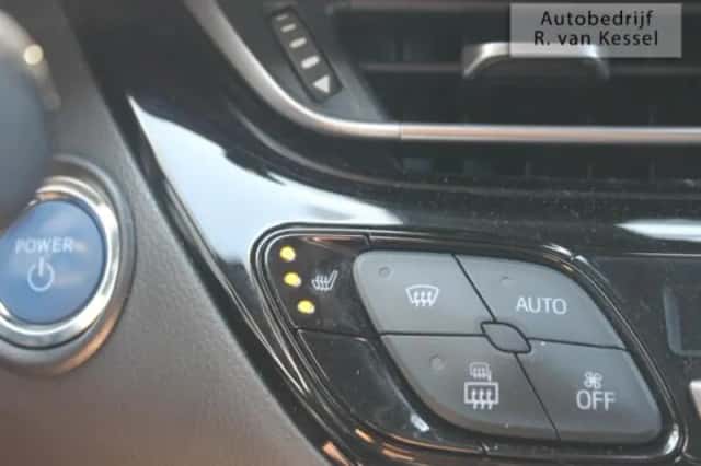 Toyota C-HR (2022) thumbnail 6