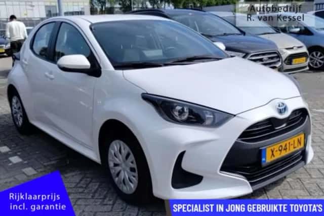 Toyota Yaris (2023) thumbnail 2