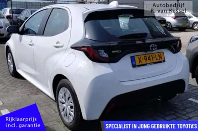 Toyota Yaris (2023) thumbnail 3